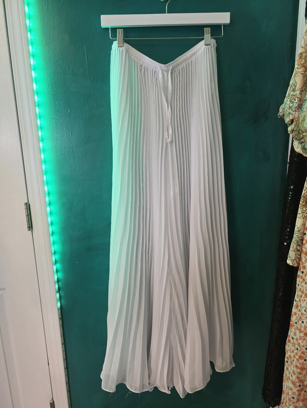 Venus White Pleated Wide Leg Pants Size Small - Picture 2 of 6